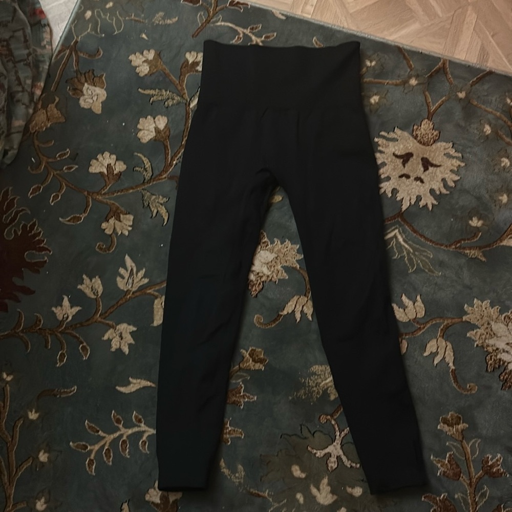 black ribbed workout leggings